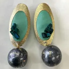 6065 ブルーブラックビーズつきグリーンとブルーのピアス