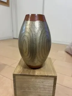 銅製花挿（花瓶）