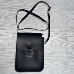 黒いショルダーバッグのサムネイル