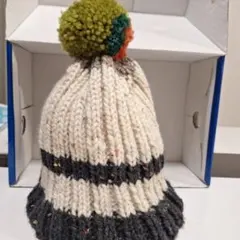 ボンボン付きメランジツイード白と、メランジツイード黒のストライプニット帽子