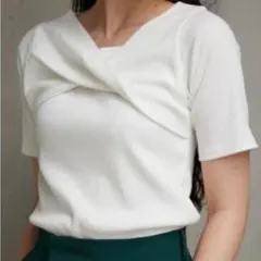 【AZUL by moussy】 ツイストデザイン 半袖 白 Mサイズのサムネイル