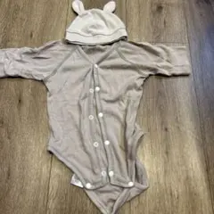 ベージュの長袖ロンパースと帽子セット