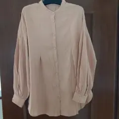 オレンジベージュ 　ボタン付きパフスリーブシャツ