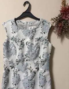 新品未使用タグ付き】JUSGLITTY フラワーフリルブラウス ライトグレー 