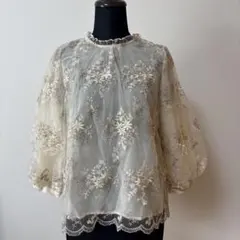【新品タグ付き】mysty woman刺繍入りクリーム色ブラウス