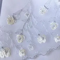 淡いクリームイエローカラーの可愛い小花刺繍チュールレース　1m　N-214
