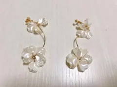 ホワイト花びらのイヤリング