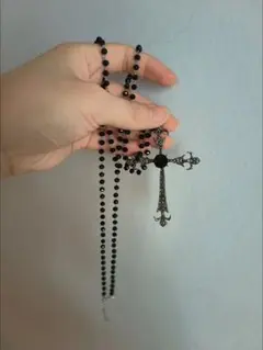 黒いビーズのロザリオ風ネックレス