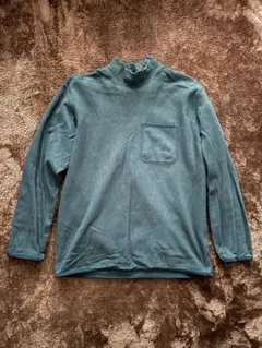 青い長袖トップスと紺のパンツセット