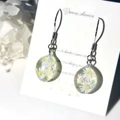 マーガレット柄のドロップ型ピアス　パーツ変更可能　花柄　レジン　透明感