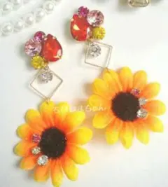 ひまわりピアス♥ビジュー スワロフスキー お花ピアス♡フラワー ハンドメイド♥