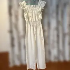 ホワイト フリル付きオフショルダー サロペット