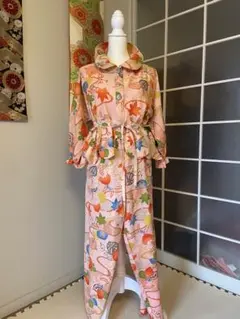 可愛いピンク柄のパンツスーツ