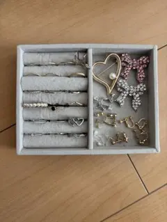 多様なデザインのリングとアクセサリーセット