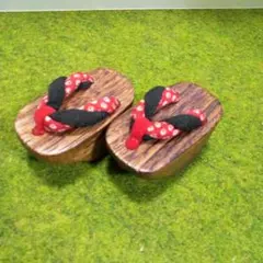 昭和レトロ　ミニ木製の下駄 赤い花柄鼻緒