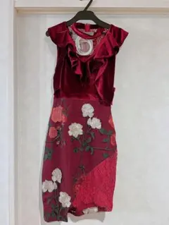 フリル付きバーガンディドレス