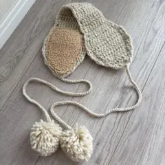 クリーム色ポンポン耳あて