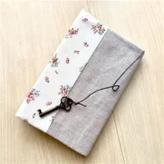 ★ハンドメイド★ ブックカバー　花柄 リネン 鍵のチャーム付