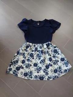 182.INGNI ネイビーとホワイトの花柄ワンピース Mのサムネイル