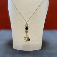 ハンドメイド　ネックレス　ビーズと蝶のチャーム