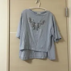 earth music&ecology 花柄刺繍 半袖Tシャツ ライトブルーのサムネイル