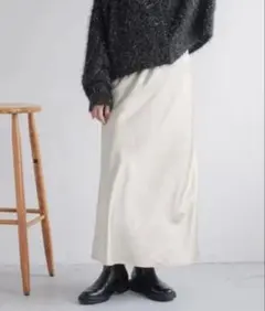 【美品】LOWRYS FARM サテンフレアスカート アイボリーのサムネイル