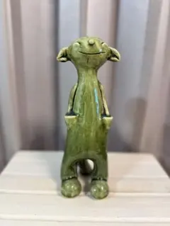 緑色の陶器製キャラクターオブジェ