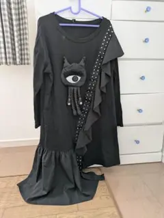 アシンメトリー フリル付き黒ワンピース