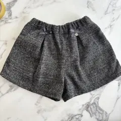 Bebe petits vert グレーリボン付きハーフパンツ95㌢　チャーム付