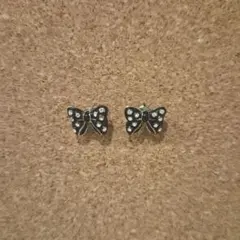 リボン型ピアス 黒　ディズニー