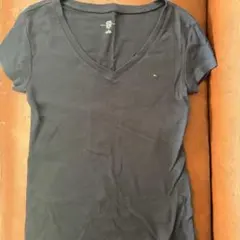 トミーフィルフィガー　ＶネックＴシャツ