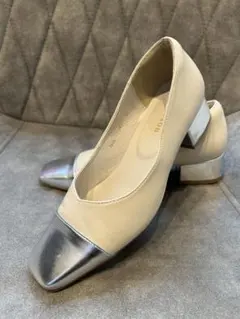 美品　ROSE BUD シルバーチャーキーヒール　ベージュ　パンプスのサムネイル