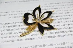 花型ブローチ