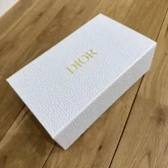 Dior ホワイト ギフトボックス 中型