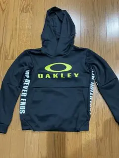 140サイズオークリとプーマパーカー