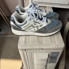 KARHU スニーカー グレー系のサムネイル
