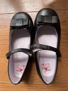 黒いリボン付きフォーマルシューズ