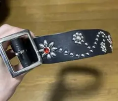 栃木レザー フラワー型 スタッズベルト 黒 （レッドスポッツ）日本製