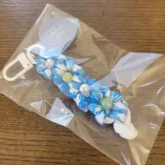 ハンドメイド　青と白のビーズ付きキーリング　パラコード