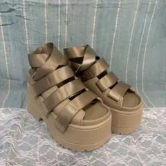 UGG 厚底サンダル　ベージュ　23cm NewJeansハニ着用のサムネイル