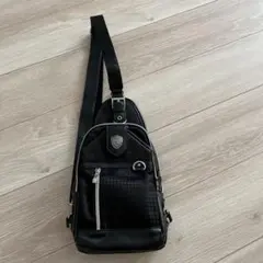 men's bige メンズビギ　ショルダーバッグ エンブレム　ブラック