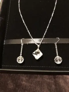 水晶ペンダント　水晶 ロングピアス　　　おまけの赤いペンダントトップ