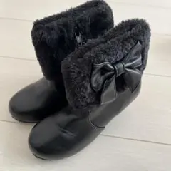 黒のリボン付きブーツ ファー