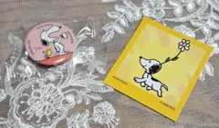 くら寿司 スヌーピー 缶バッジ ステッカー 2個セット 新品のサムネイル