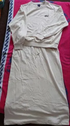 GAP クリーム色 ミニロゴ　スウェットシャツ&マキシスカート