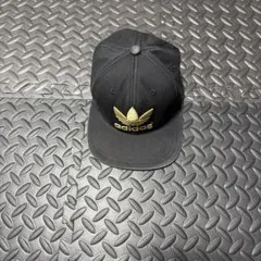 adidas ゴールドロゴ スナップバックキャップ