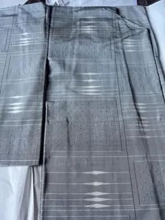 グレーの紬　袷　正絹　幾何学模様　艶あり　161/66 美品