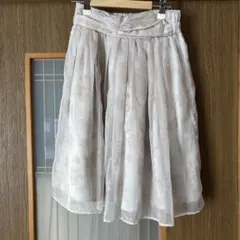 フレアスカート 薄いグレー刺繍入り