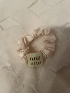 ベージュ サテン ヘアシュシュ ゴールドロゴ