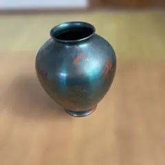 青緑色の金属製花瓶